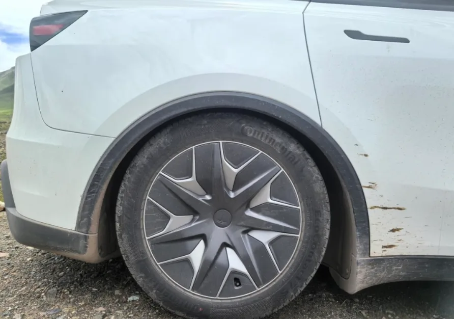 Tesla Model Y L rear suspension collapse. Source: Owner's social media image