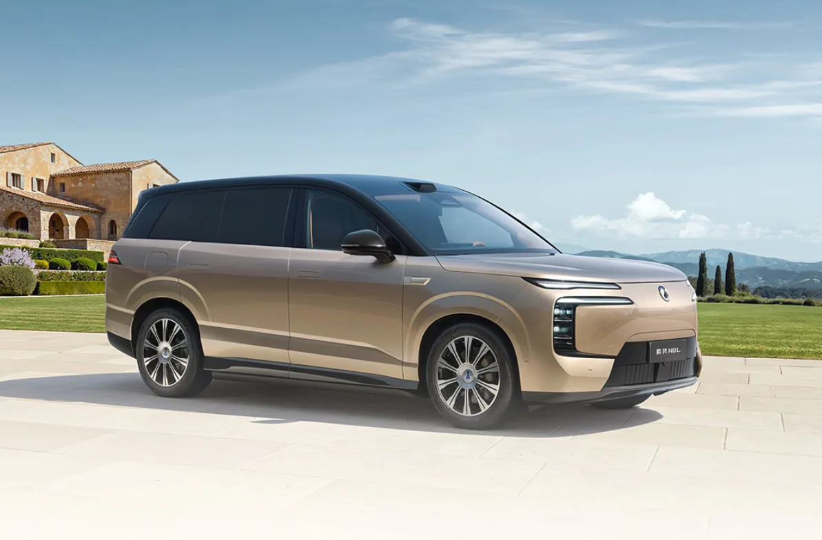 BYD Denza N8L EV Flash Charging Edition